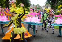 Mandinga Arts rehearsing for Hitchin Carnival with local participants, 2012